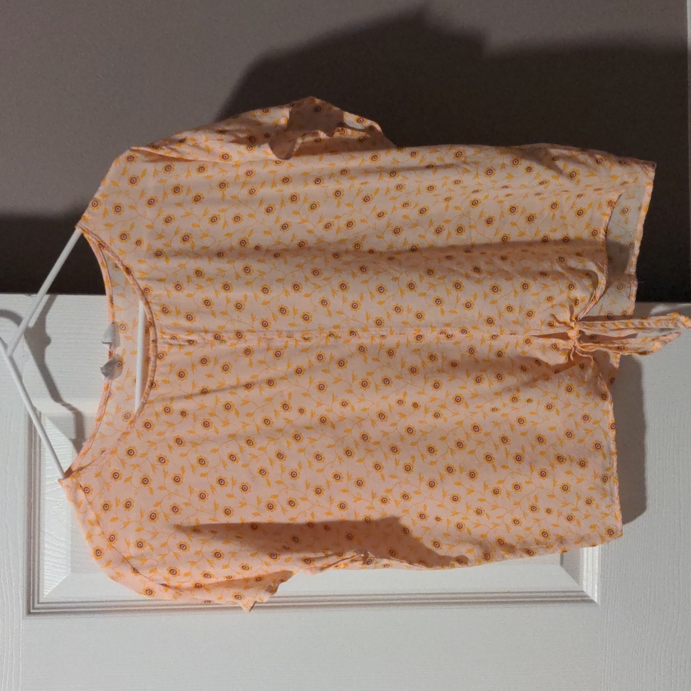 Cute short sleeves blouse with tie in front